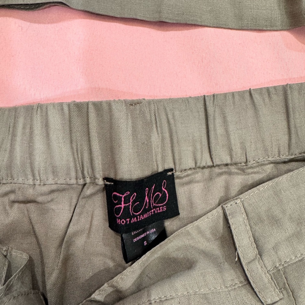 Gray Two-Piece Crop Top and Pleated Pants Set - Picture 3 of 6